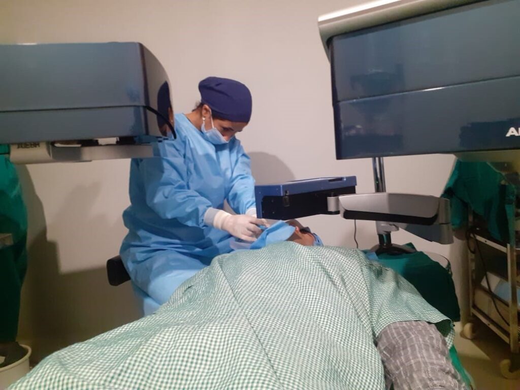DR. KAREESHMA WADIA PERFORMING CROSSLINKING (CXL) PROCEDURE